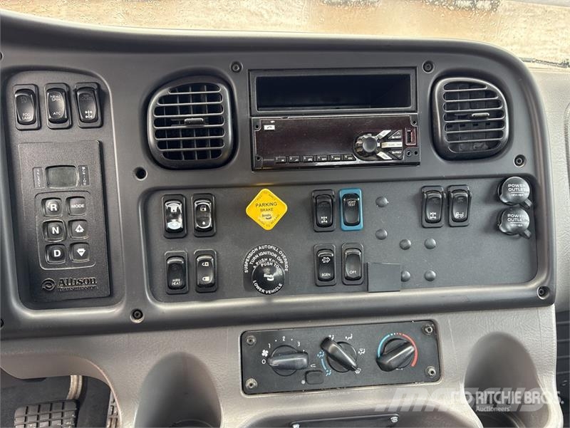 Freightliner M2106 6x4 Flatbed Truck Platformos/ Pakrovimas iš šono