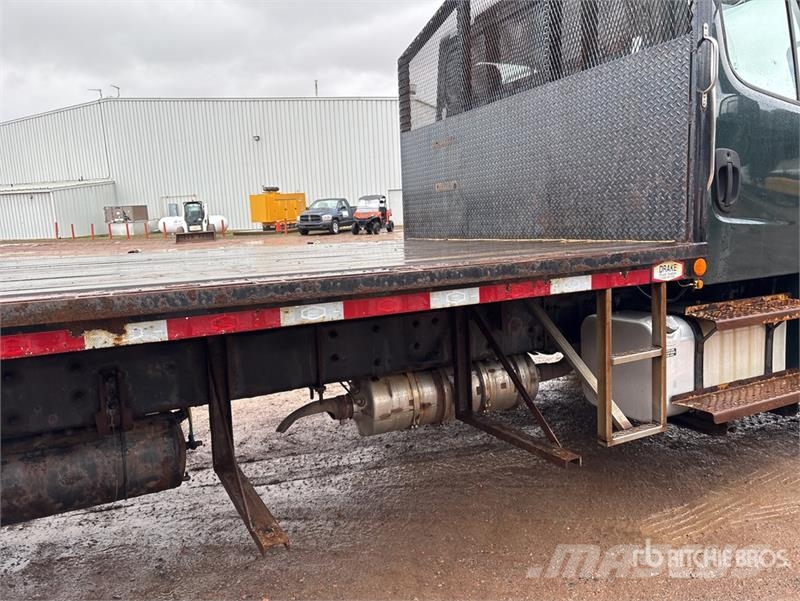 Freightliner M2106 6x4 Flatbed Truck Platformos/ Pakrovimas iš šono