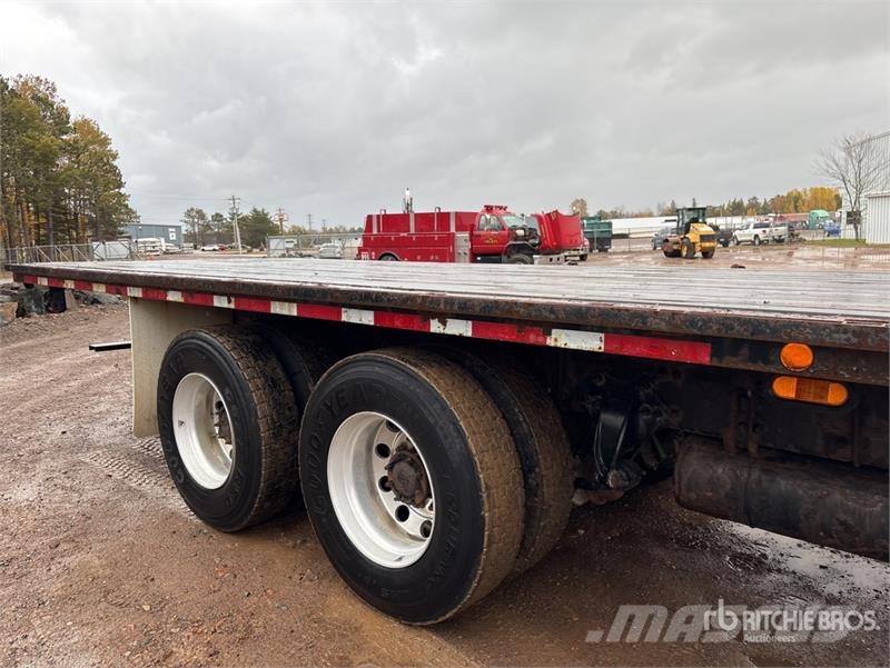 Freightliner M2106 6x4 Flatbed Truck Platformos/ Pakrovimas iš šono
