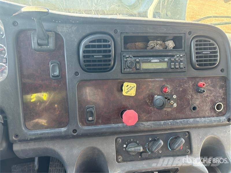 Freightliner M2112 Автомобильные краны