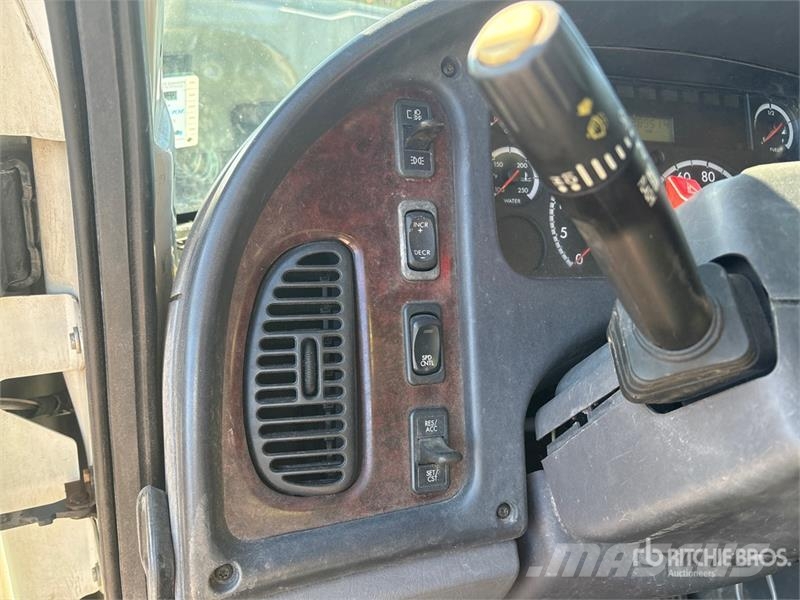 Freightliner M2112 Автомобильные краны
