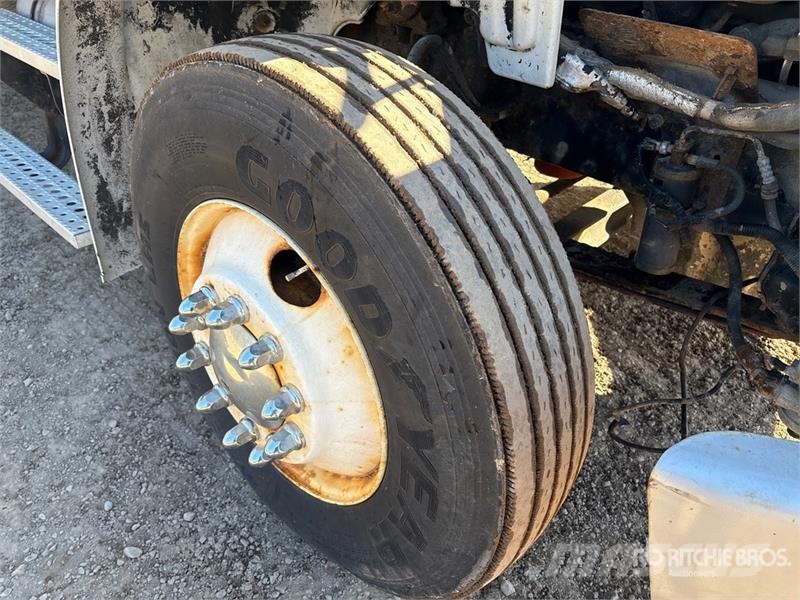 Freightliner M2112 Автомобильные краны