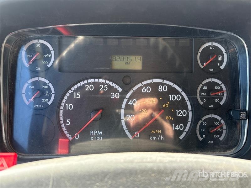 Freightliner M2112 Автомобильные краны