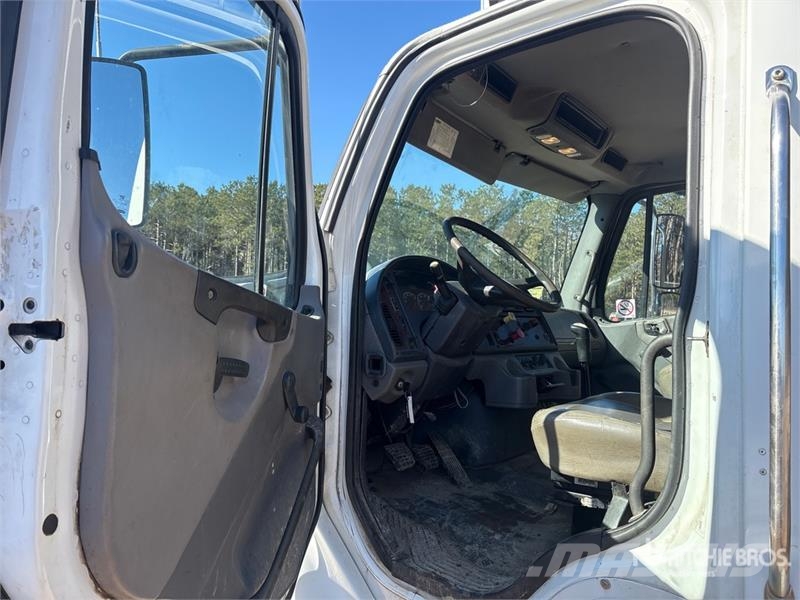 Freightliner M2112 Автомобильные краны