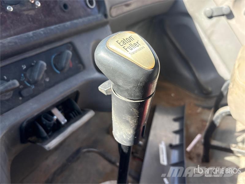 Freightliner M2112 Автомобильные краны