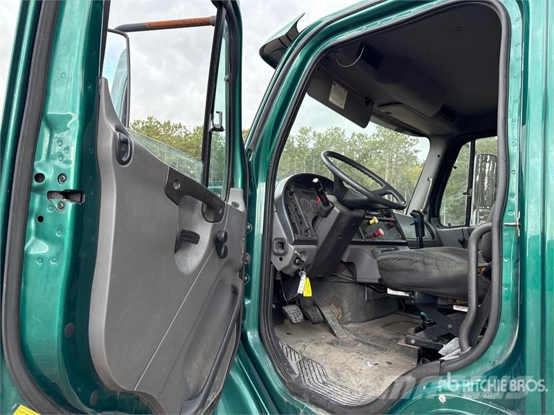 Freightliner M2112 Автокрани
