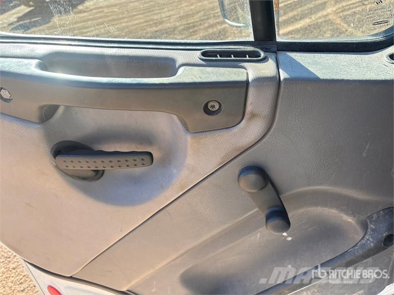 Freightliner M2112 Автомобильные краны