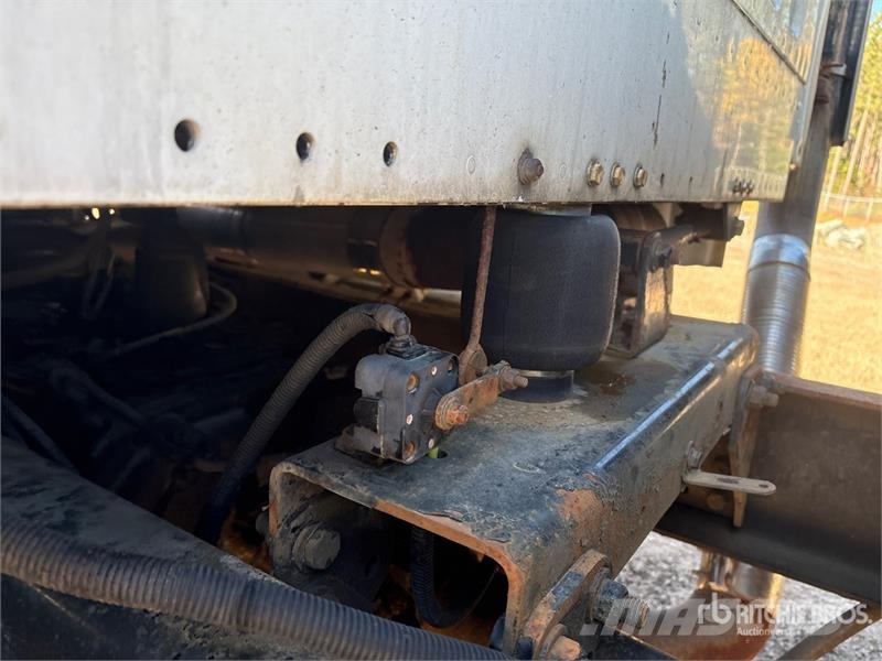 Freightliner M2112 Автомобильные краны