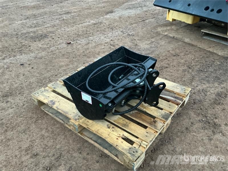 GIYI GY-3TB 32 in Tilting Excavator Bucket - Fits Godet