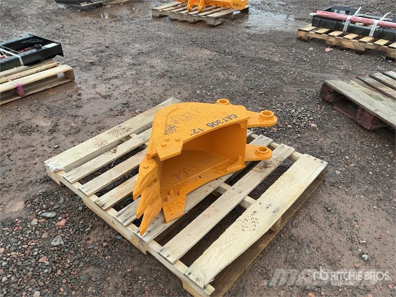 GIYI GY-BK 12 in Digging Excavator Bucket - Fits C Godet