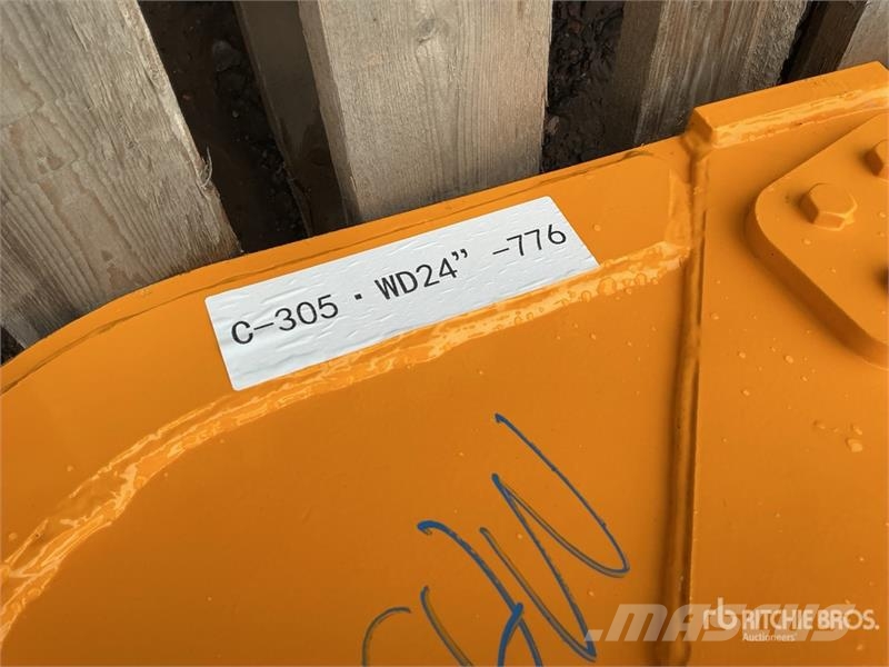 GIYI GY-BK 24 in Digging Excavator Bucket - Fits C Godet