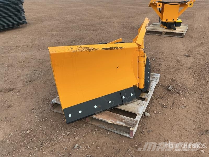 GIYI GY-VSB74 74 in V-Shaped Skid Steer Snow Blade Sniježne daske i plugovi