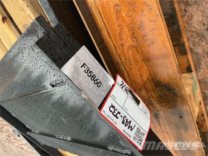  GIYI GY-XHC 29 in Mini Skid Steer Forks (Unused) Forche