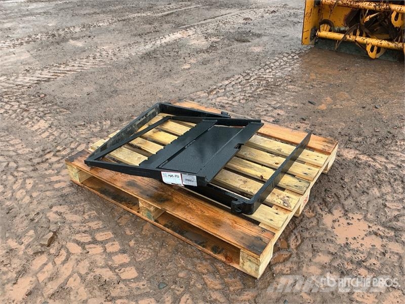  GIYI GY-XHC 29 in Mini Skid Steer Forks (Unused) Forche