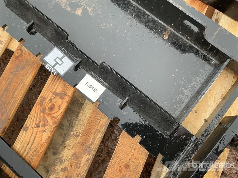  GIYI GY-XHC 29 in Mini Skid Steer Forks (Unused) Forche