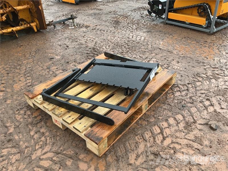 GIYI GY-XHC 29 in Mini Skid Steer Forks (Unused) Forche