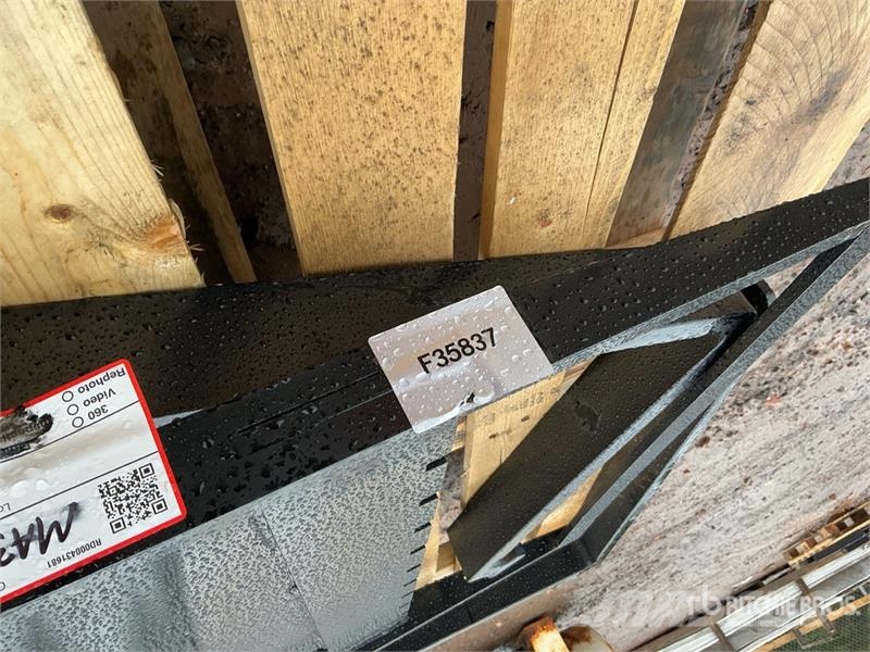GIYI GY-XHC 29 in Mini Skid Steer Forks (Unused) Forche