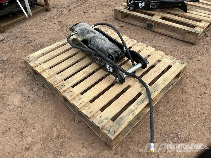 GIYI GY-XJ3T 30 in Hydraulic Excavator Thumb - Fit Baldes