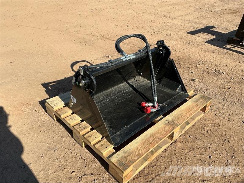  GIYI GY-XKH39 39 in Multi-Purpose Mini Skid Steer  Cucharones