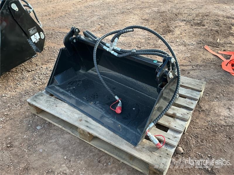  GIYI GY-XKH39 39 in Multi-Purpose Mini Skid Steer  Cucharones