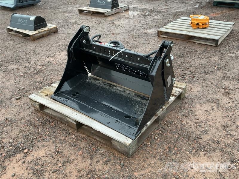 GIYI GY-XKH39 39 in Multi-Purpose Mini Skid Steer 挖斗