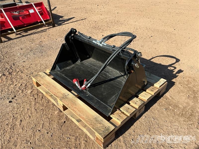  GIYI GY-XKH39 39 in Multi-Purpose Mini Skid Steer  Cucharones