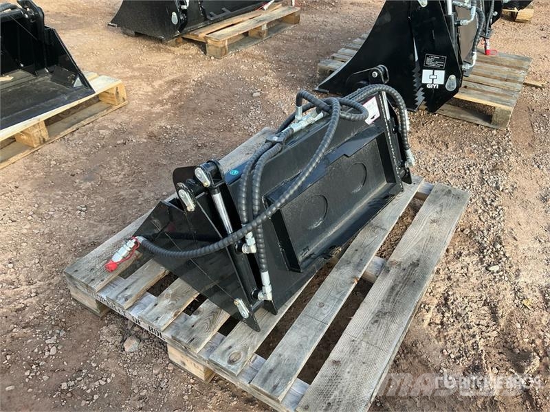  GIYI GY-XKH39 39 in Multi-Purpose Mini Skid Steer  Cucharones