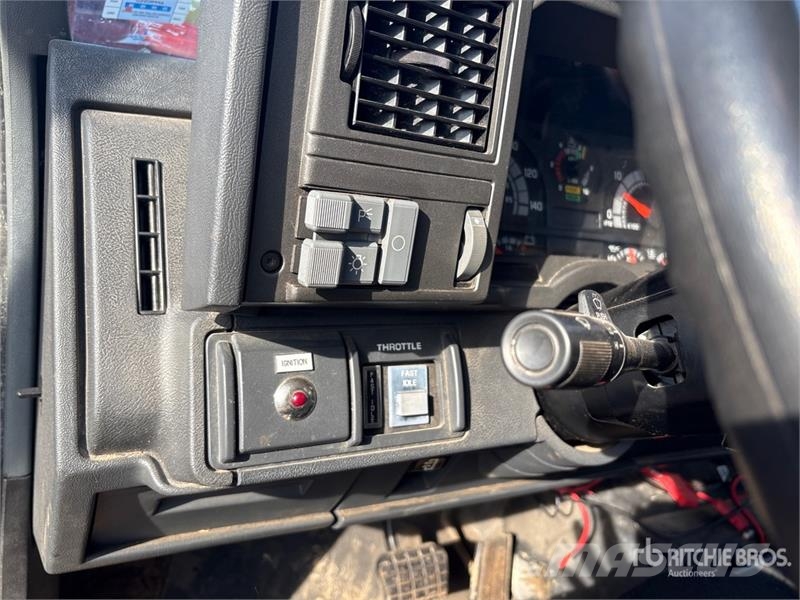 GMC C7H042 4x2 Cab and Chassis Cabine en interieur