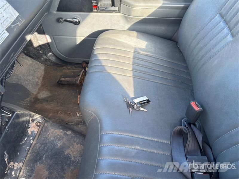 GMC Topkick 4x2 Cab and Chassis Cabine si interior