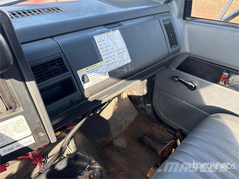 GMC Topkick 4x2 Cab and Chassis Cabine si interior