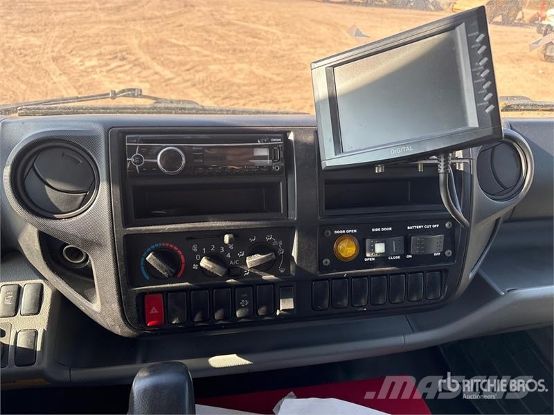 Hino 195 Tovornjaki zabojniki