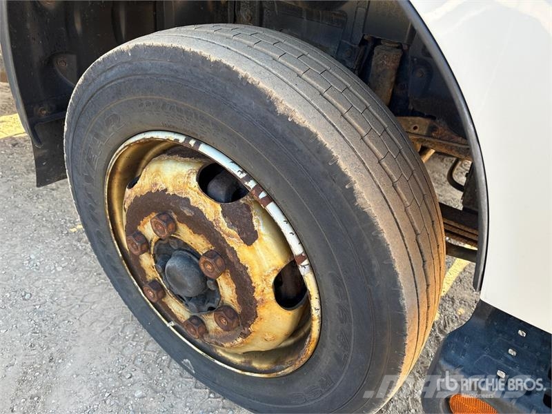 Hino 195 Tovornjaki zabojniki