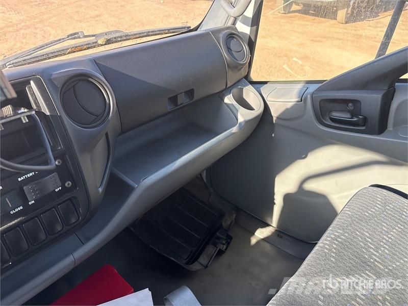 Hino 195 Tovornjaki zabojniki
