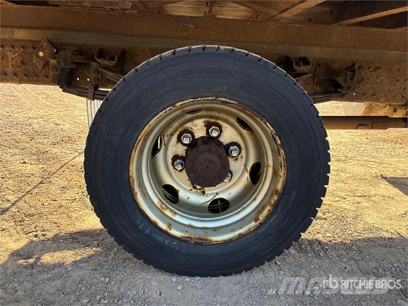 Hino 195 Tovornjaki zabojniki
