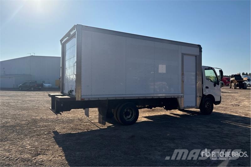 Hino 195 Tovornjaki zabojniki