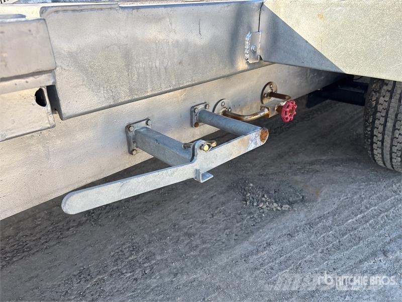 HMD 23 ft T/A Tilt Deck Trailer Dieplader
