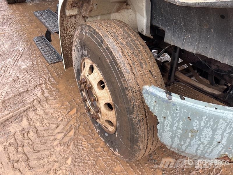 International 4300 Samochody ciężarowe ze skrzynią zamkniętą