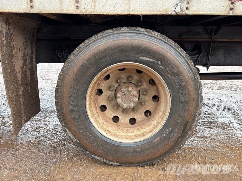 International 4300 Samochody ciężarowe ze skrzynią zamkniętą