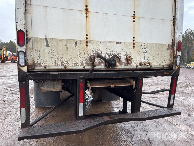 International 4300 Samochody ciężarowe ze skrzynią zamkniętą