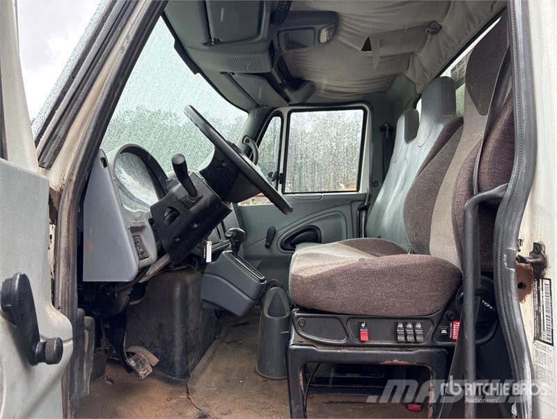 International 4300 Samochody ciężarowe ze skrzynią zamkniętą
