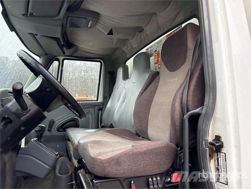 International 4300 Samochody ciężarowe ze skrzynią zamkniętą