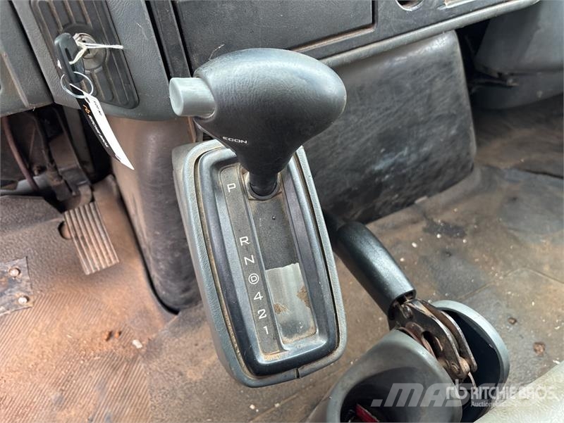 International 4300 Samochody ciężarowe ze skrzynią zamkniętą