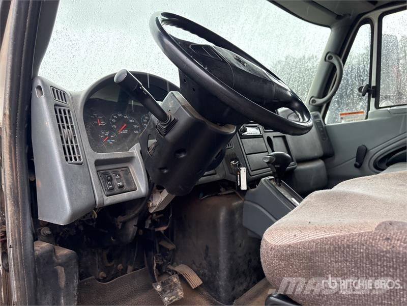 International 4300 Samochody ciężarowe ze skrzynią zamkniętą
