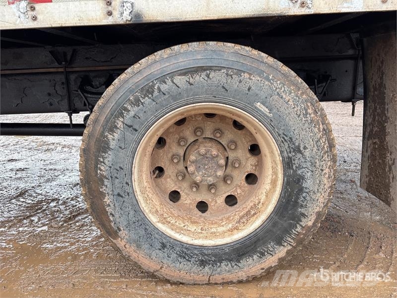 International 4300 Samochody ciężarowe ze skrzynią zamkniętą