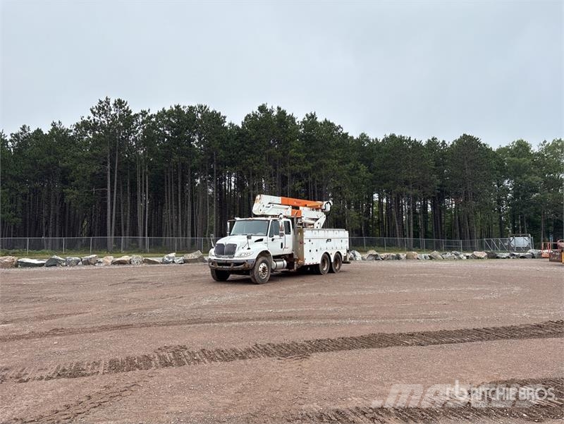 International 4400 المنصات الهوائية المثبتة على شاحنة