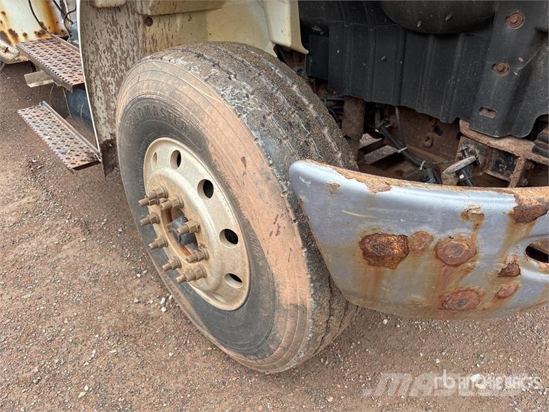 International 4400 المنصات الهوائية المثبتة على شاحنة