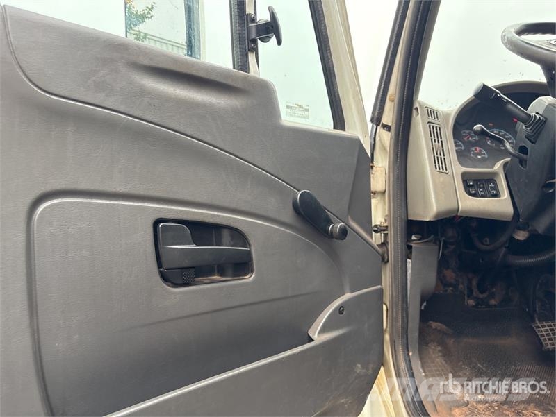 International 4400 المنصات الهوائية المثبتة على شاحنة