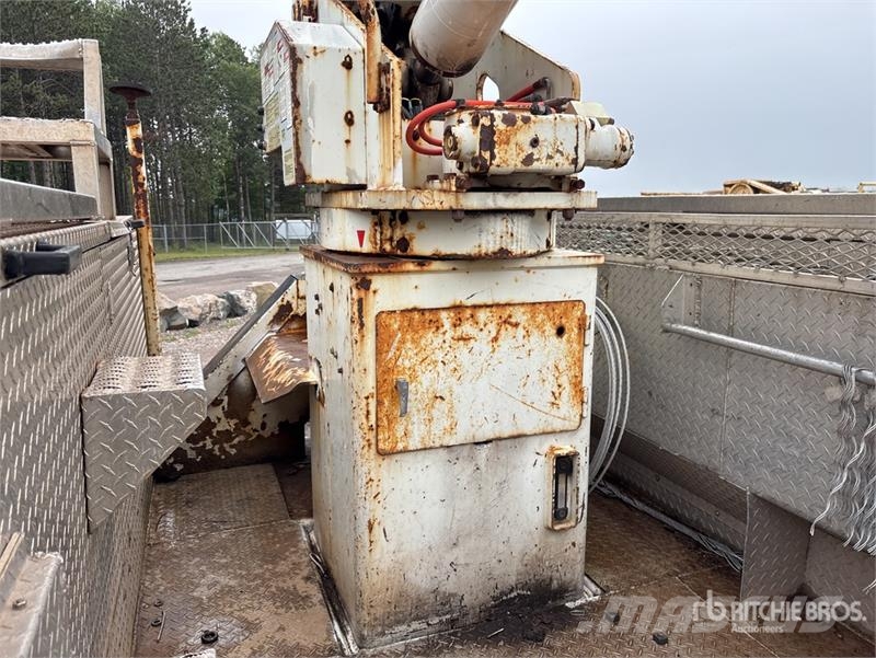 International 4400 المنصات الهوائية المثبتة على شاحنة