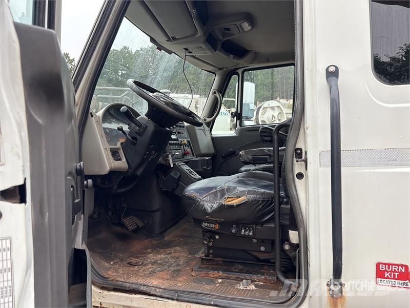 International 4400 المنصات الهوائية المثبتة على شاحنة