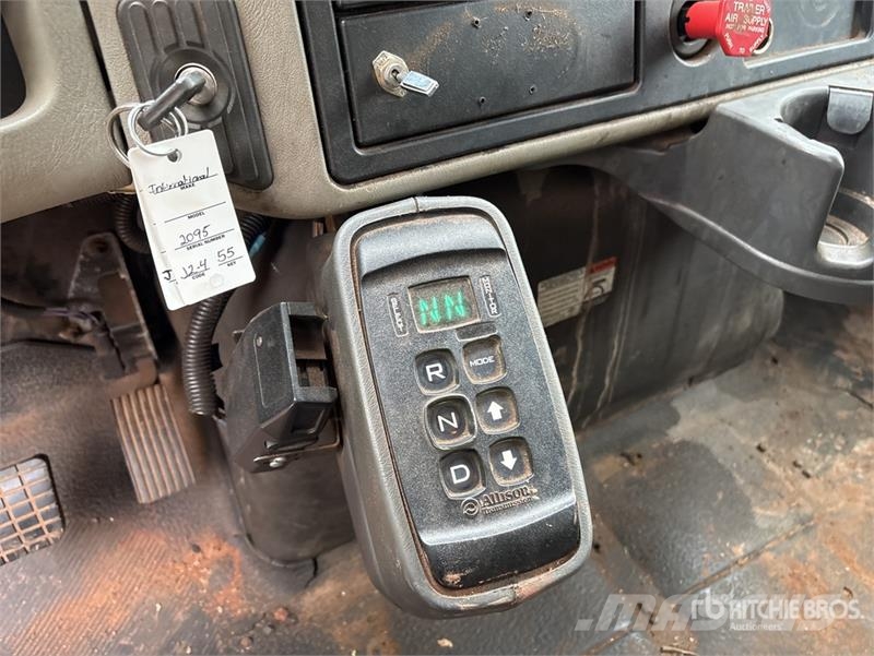 International 4400 المنصات الهوائية المثبتة على شاحنة